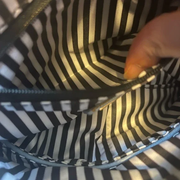 Light blue square crossbody purse with tassels - Picture 5 of 7